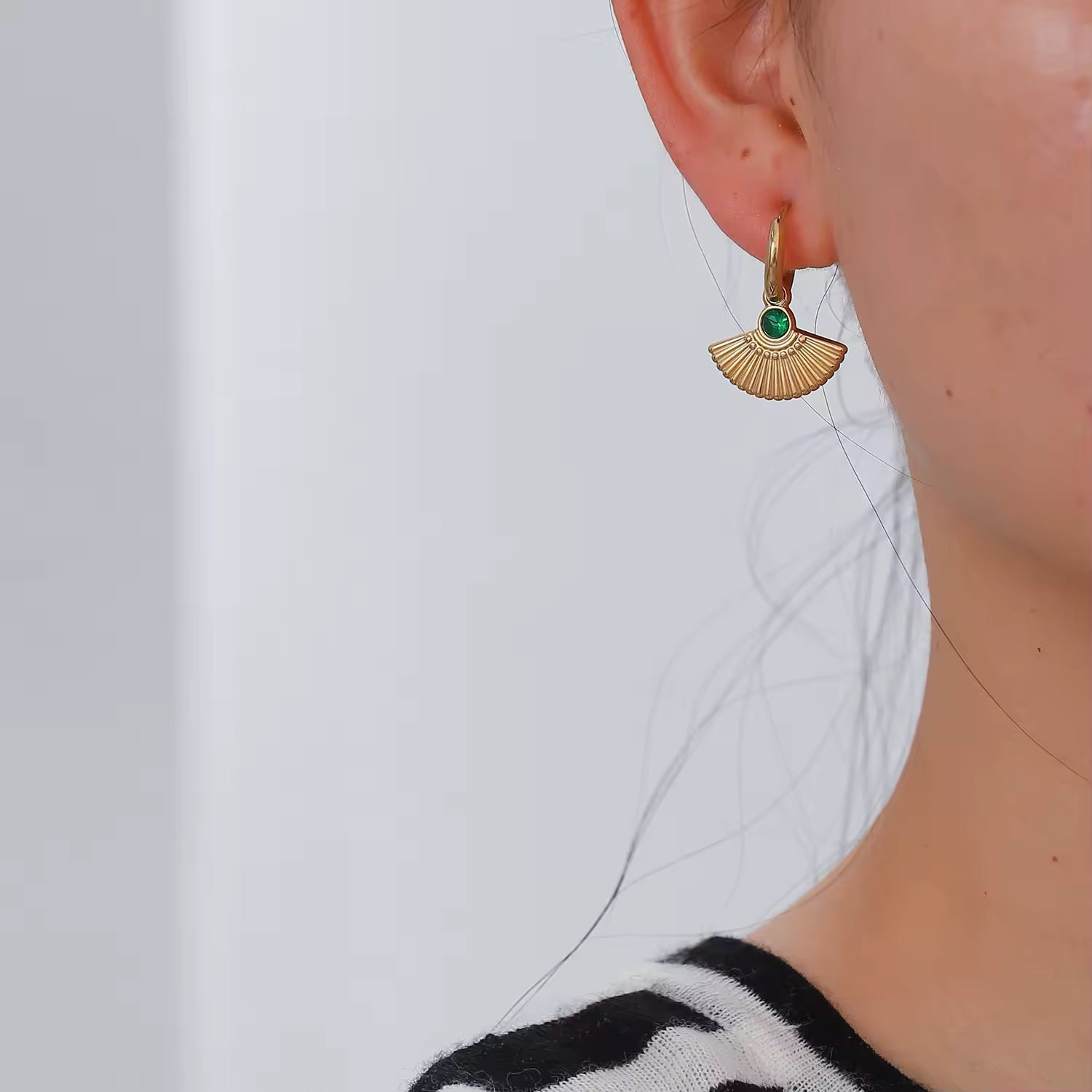 Green zircon scallop pendant earring
