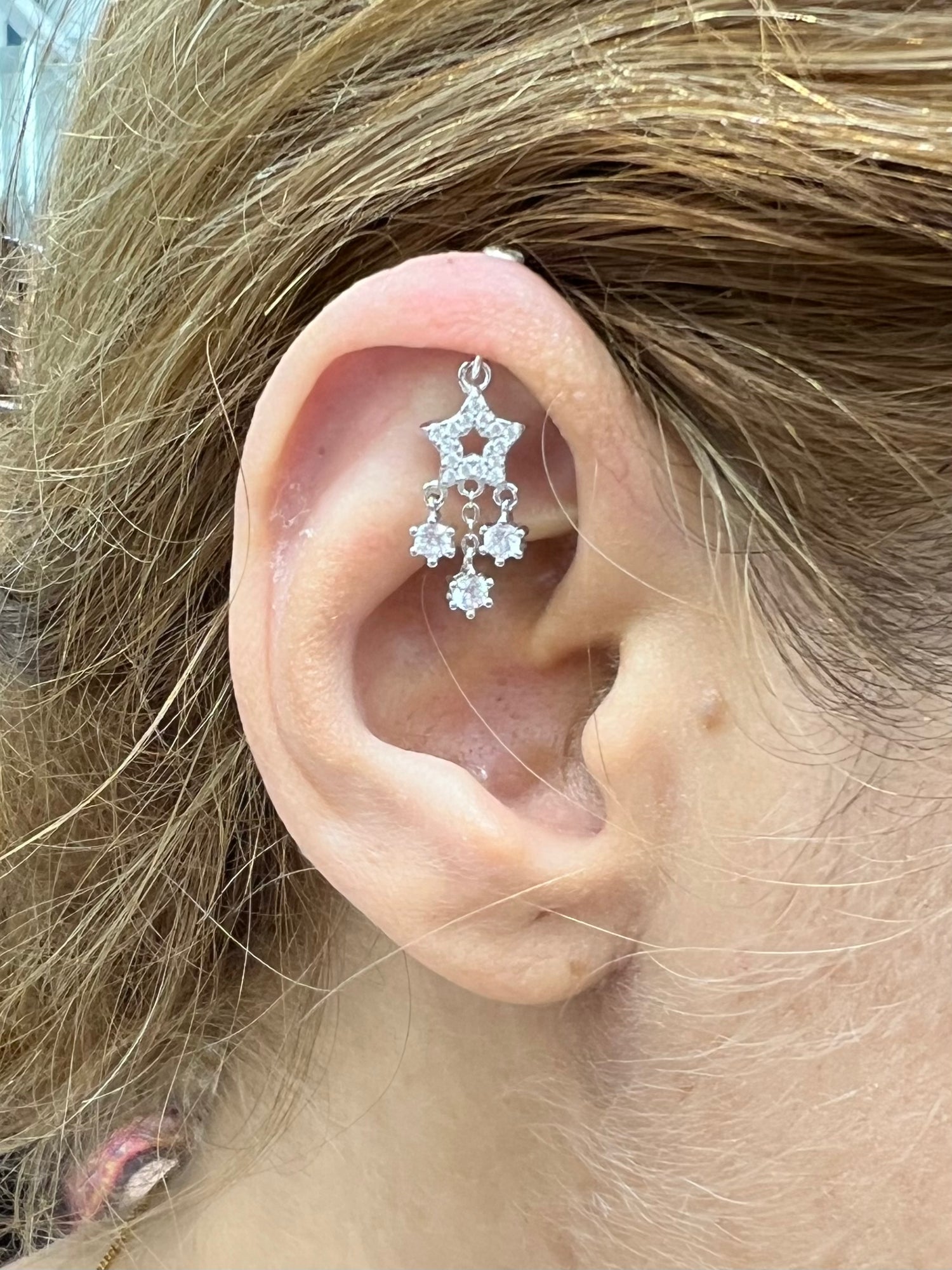 Dangling star Hanging