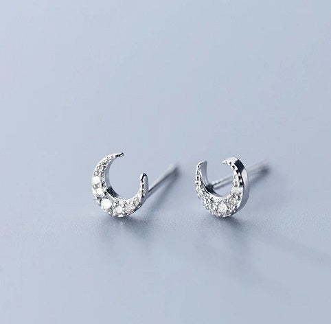 MINIMAL MOON EAR STUD